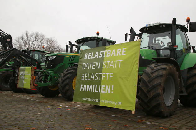 25.11. 2019 Dortmund Bauern aus NRW fahren mit ihren Treckern zu einer Demo nach Berlin. In Dortmund legten sie einen Zwischenstopp ein. Auf einem Parkplatz der Westfalenhallen versammelten sich hunterte Landwirte zu einer kurzen Zwischenkundgebung.