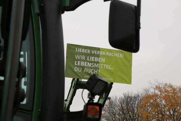 25.11. 2019 Dortmund Bauern aus NRW fahren mit ihren Treckern zu einer Demo nach Berlin. In Dortmund legten sie einen Zwischenstopp ein. Auf einem Parkplatz der Westfalenhallen versammelten sich hunterte Landwirte zu einer kurzen Zwischenkundgebung.