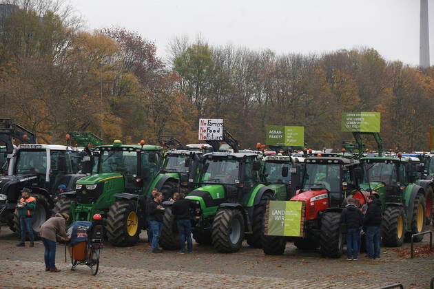 25.11. 2019 Dortmund Bauern aus NRW fahren mit ihren Treckern zu einer Demo nach Berlin. In Dortmund legten sie einen Zwischenstopp ein. Auf einem Parkplatz der Westfalenhallen versammelten sich hunterte Landwirte zu einer kurzen Zwischenkundgebung.