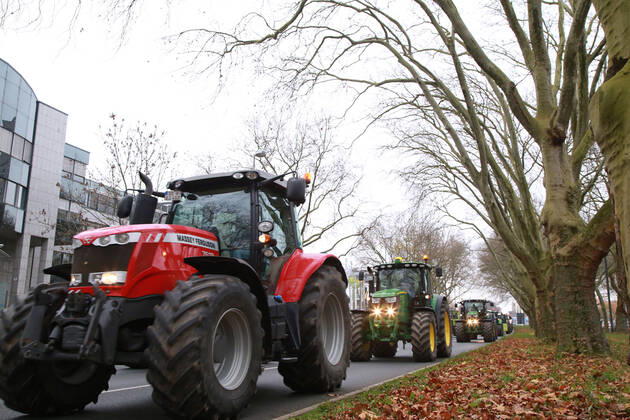 25.11. 2019 Dortmund Bauern aus NRW fahren mit ihren Treckern zu einer Demo nach Berlin. In Dortmund legten sie einen Zwischenstopp ein. Auf einem Parkplatz der Westfalenhallen versammelten sich hunterte Landwirte zu einer kurzen Zwischenkundgebung. Hier kommen Bauern aus Richtung Unna, Soest und Ostwestfalen über die B1 in die Stadt gefahren.