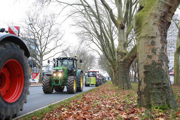 25.11. 2019 Dortmund Bauern aus NRW fahren mit ihren Treckern zu einer Demo nach Berlin. In Dortmund legten sie einen Zwischenstopp ein. Auf einem Parkplatz der Westfalenhallen versammelten sich hunterte Landwirte zu einer kurzen Zwischenkundgebung. Hier kommen Bauern aus Richtung Unna, Soest und Ostwestfalen über die B1 in die Stadt gefahren.