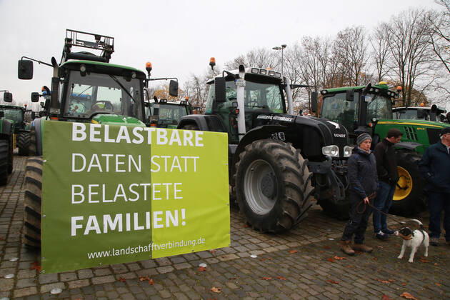 25.11. 2019 Dortmund Bauern aus NRW fahren mit ihren Treckern zu einer Demo nach Berlin. In Dortmund legten sie einen Zwischenstopp ein. Auf einem Parkplatz der Westfalenhallen versammelten sich hunterte Landwirte zu einer kurzen Zwischenkundgebung.