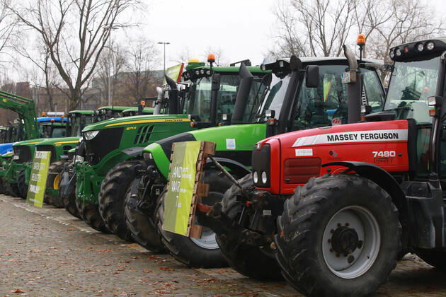25.11. 2019 Dortmund Bauern aus NRW fahren mit ihren Treckern zu einer Demo nach Berlin. In Dortmund legten sie einen Zwischenstopp ein. Auf einem Parkplatz der Westfalenhallen versammelten sich hunterte Landwirte zu einer kurzen Zwischenkundgebung.