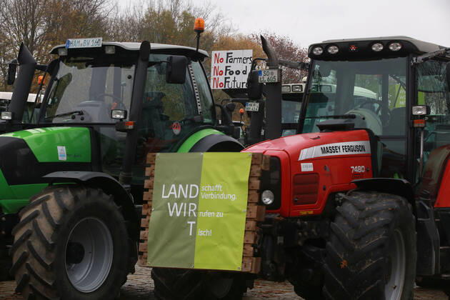 25.11. 2019 Dortmund Bauern aus NRW fahren mit ihren Treckern zu einer Demo nach Berlin. In Dortmund legten sie einen Zwischenstopp ein. Auf einem Parkplatz der Westfalenhallen versammelten sich hunterte Landwirte zu einer kurzen Zwischenkundgebung.