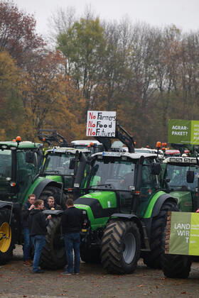 25.11. 2019 Dortmund Bauern aus NRW fahren mit ihren Treckern zu einer Demo nach Berlin. In Dortmund legten sie einen Zwischenstopp ein. Auf einem Parkplatz der Westfalenhallen versammelten sich hunterte Landwirte zu einer kurzen Zwischenkundgebung.