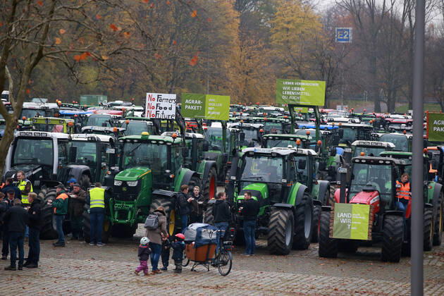 25.11. 2019 Dortmund Bauern aus NRW fahren mit ihren Treckern zu einer Demo nach Berlin. In Dortmund legten sie einen Zwischenstopp ein. Auf einem Parkplatz der Westfalenhallen versammelten sich hunterte Landwirte zu einer kurzen Zwischenkundgebung.