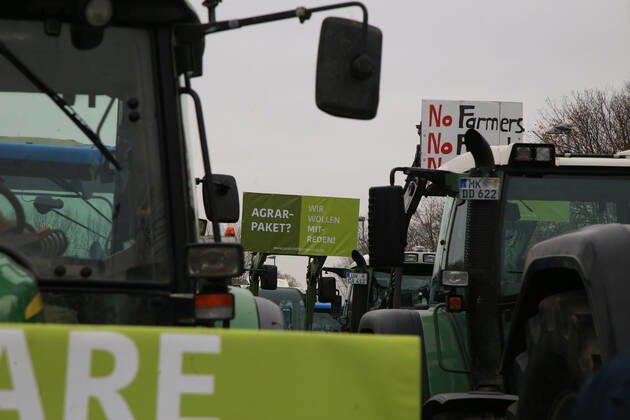 25.11. 2019 Dortmund Bauern aus NRW fahren mit ihren Treckern zu einer Demo nach Berlin. In Dortmund legten sie einen Zwischenstopp ein. Auf einem Parkplatz der Westfalenhallen versammelten sich hunterte Landwirte zu einer kurzen Zwischenkundgebung.