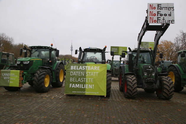 25.11. 2019 Dortmund Bauern aus NRW fahren mit ihren Treckern zu einer Demo nach Berlin. In Dortmund legten sie einen Zwischenstopp ein. Auf einem Parkplatz der Westfalenhallen versammelten sich hunterte Landwirte zu einer kurzen Zwischenkundgebung.