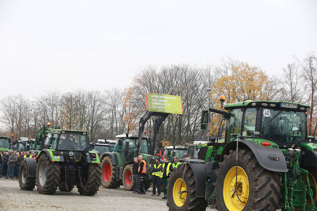 25.11. 2019 Dortmund Bauern aus NRW fahren mit ihren Treckern zu einer Demo nach Berlin. In Dortmund legten sie einen Zwischenstopp ein. Auf einem Parkplatz der Westfalenhallen versammelten sich hunterte Landwirte zu einer kurzen Zwischenkundgebung.