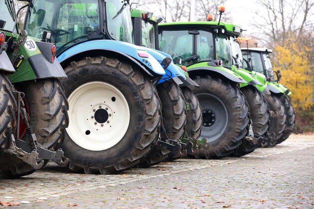 25.11. 2019 Dortmund Bauern aus NRW fahren mit ihren Treckern zu einer Demo nach Berlin. In Dortmund legten sie einen Zwischenstopp ein. Auf einem Parkplatz der Westfalenhallen versammelten sich hunterte Landwirte zu einer kurzen Zwischenkundgebung.