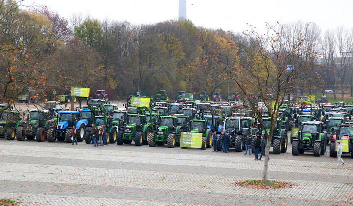 25.11. 2019 Dortmund Bauern aus NRW fahren mit ihren Treckern zu einer Demo nach Berlin. In Dortmund legten sie einen Zwischenstopp ein. Auf einem Parkplatz der Westfalenhallen versammelten sich hunterte Landwirte zu einer kurzen Zwischenkundgebung.
