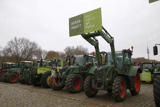 25.11. 2019 Dortmund Bauern aus NRW fahren mit ihren Treckern zu einer Demo nach Berlin. In Dortmund legten sie einen Zwischenstopp ein. Auf einem Parkplatz der Westfalenhallen versammelten sich hunterte Landwirte zu einer kurzen Zwischenkundgebung.