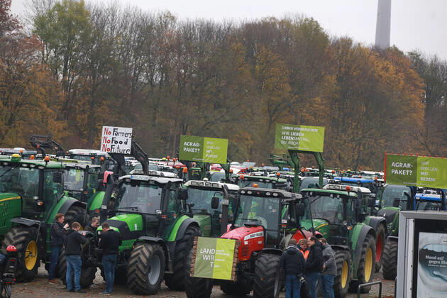 25.11. 2019 Dortmund Bauern aus NRW fahren mit ihren Treckern zu einer Demo nach Berlin. In Dortmund legten sie einen Zwischenstopp ein. Auf einem Parkplatz der Westfalenhallen versammelten sich hunterte Landwirte zu einer kurzen Zwischenkundgebung.