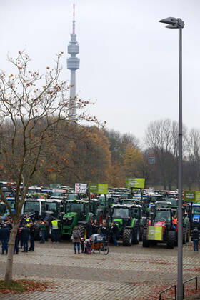 25.11. 2019 Dortmund Bauern aus NRW fahren mit ihren Treckern zu einer Demo nach Berlin. In Dortmund legten sie einen Zwischenstopp ein. Auf einem Parkplatz der Westfalenhallen versammelten sich hunterte Landwirte zu einer kurzen Zwischenkundgebung.