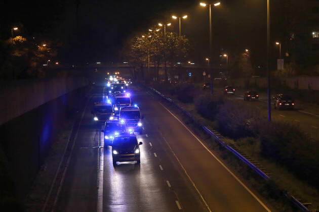 25.11. 2019 Dortmund Bauern aus NRW fahren mit ihren Treckern zu einer Demo nach Berlin. Der Teil der am Nachmittag in Essen gestartet war, beschloß am Abend in Dortmund die Weiterfahrt abzubrechen und nicht mehr bis Berlin zu fahren. Hier fährt der Troß mit Polizeibegleitung über die B1 auf Dortmunder Stadtgebiet.