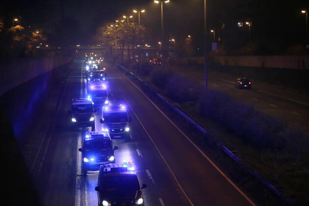 25.11. 2019 Dortmund Bauern aus NRW fahren mit ihren Treckern zu einer Demo nach Berlin. Der Teil der am Nachmittag in Essen gestartet war, beschloß am Abend in Dortmund die Weiterfahrt abzubrechen und nicht mehr bis Berlin zu fahren. Hier fährt der Troß mit Polizeibegleitung über die B1 auf Dortmunder Stadtgebiet.