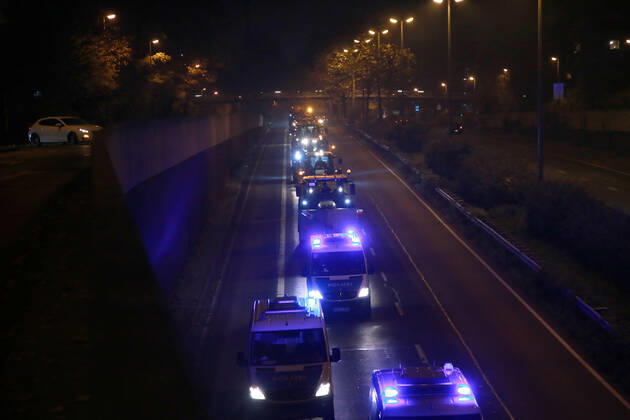 25.11. 2019 Dortmund Bauern aus NRW fahren mit ihren Treckern zu einer Demo nach Berlin. Der Teil der am Nachmittag in Essen gestartet war, beschloß am Abend in Dortmund die Weiterfahrt abzubrechen und nicht mehr bis Berlin zu fahren. Hier fährt der Troß mit Polizeibegleitung über die B1 auf Dortmunder Stadtgebiet.