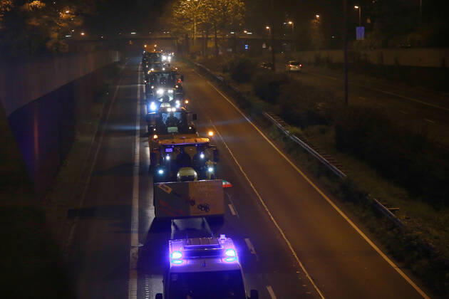 25.11. 2019 Dortmund Bauern aus NRW fahren mit ihren Treckern zu einer Demo nach Berlin. Der Teil der am Nachmittag in Essen gestartet war, beschloß am Abend in Dortmund die Weiterfahrt abzubrechen und nicht mehr bis Berlin zu fahren. Hier fährt der Troß mit Polizeibegleitung über die B1 auf Dortmunder Stadtgebiet.