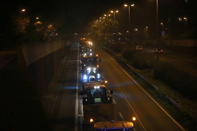 25.11. 2019 Dortmund Bauern aus NRW fahren mit ihren Treckern zu einer Demo nach Berlin. Der Teil der am Nachmittag in Essen gestartet war, beschloß am Abend in Dortmund die Weiterfahrt abzubrechen und nicht mehr bis Berlin zu fahren. Hier fährt der Troß mit Polizeibegleitung über die B1 auf Dortmunder Stadtgebiet.