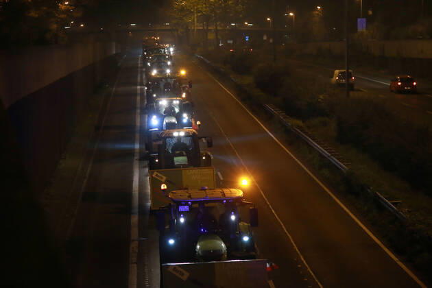 25.11. 2019 Dortmund Bauern aus NRW fahren mit ihren Treckern zu einer Demo nach Berlin. Der Teil der am Nachmittag in Essen gestartet war, beschloß am Abend in Dortmund die Weiterfahrt abzubrechen und nicht mehr bis Berlin zu fahren. Hier fährt der Troß mit Polizeibegleitung über die B1 auf Dortmunder Stadtgebiet.