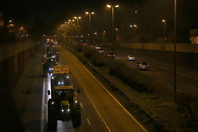 25.11. 2019 Dortmund Bauern aus NRW fahren mit ihren Treckern zu einer Demo nach Berlin. Der Teil der am Nachmittag in Essen gestartet war, beschloß am Abend in Dortmund die Weiterfahrt abzubrechen und nicht mehr bis Berlin zu fahren. Hier fährt der Troß mit Polizeibegleitung über die B1 auf Dortmunder Stadtgebiet.