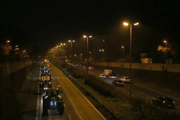 25.11. 2019 Dortmund Bauern aus NRW fahren mit ihren Treckern zu einer Demo nach Berlin. Der Teil der am Nachmittag in Essen gestartet war, beschloß am Abend in Dortmund die Weiterfahrt abzubrechen und nicht mehr bis Berlin zu fahren. Hier fährt der Troß mit Polizeibegleitung über die B1 auf Dortmunder Stadtgebiet.