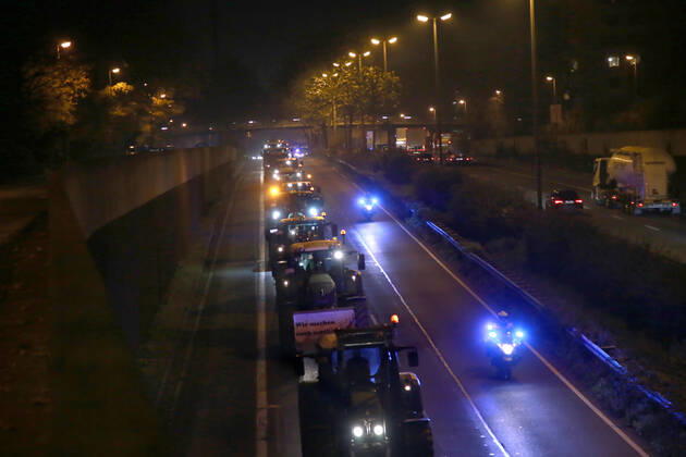 25.11. 2019 Dortmund Bauern aus NRW fahren mit ihren Treckern zu einer Demo nach Berlin. Der Teil der am Nachmittag in Essen gestartet war, beschloß am Abend in Dortmund die Weiterfahrt abzubrechen und nicht mehr bis Berlin zu fahren. Hier fährt der Troß mit Polizeibegleitung über die B1 auf Dortmunder Stadtgebiet.