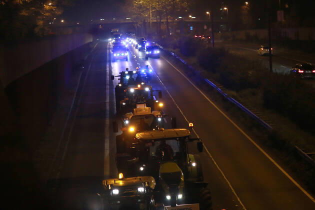 25.11. 2019 Dortmund Bauern aus NRW fahren mit ihren Treckern zu einer Demo nach Berlin. Der Teil der am Nachmittag in Essen gestartet war, beschloß am Abend in Dortmund die Weiterfahrt abzubrechen und nicht mehr bis Berlin zu fahren. Hier fährt der Troß mit Polizeibegleitung über die B1 auf Dortmunder Stadtgebiet.