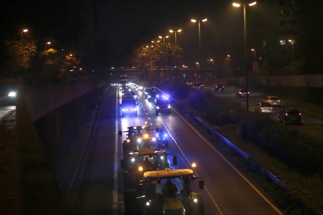 25.11. 2019 Dortmund Bauern aus NRW fahren mit ihren Treckern zu einer Demo nach Berlin. Der Teil der am Nachmittag in Essen gestartet war, beschloß am Abend in Dortmund die Weiterfahrt abzubrechen und nicht mehr bis Berlin zu fahren. Hier fährt der Troß mit Polizeibegleitung über die B1 auf Dortmunder Stadtgebiet.
