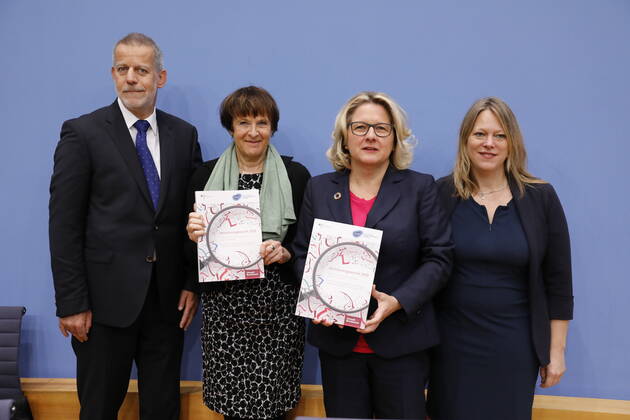 Bilder des Jahres 2019, News 11 November News Themen der Woche KW48 News Bilder des Tages Tobias Fuchs, Leiter Klima und Umwelt, Deutscher Wetterdienst, Maria Krautzberger, Präsidentin des Umweltbundesamtes (UBA), Bundesministerin für Umwelt, Naturschutz und nukleare Sicherheit Svenja Schulze, Dr. Maike Schaefer, Bremer Bürgermeisterin sowie Senatorin für Klimaschutz, Umwelt, Mobilität, Stadtentwicklung und Wohnungsbau, Deutschland, Berlin, Bundespressekonferenz, Thema: Monitoring-Bericht zu Klimawandelfolgen, 26.11.2019