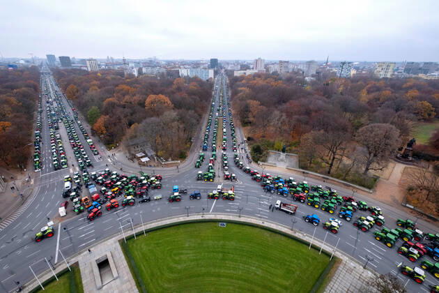 Bilder des Jahres 2019, News 11 November News Themen der Woche KW48 News Bilder des Tages Landwirte aus ganz Deutschland sind am Dienstag (26.11.2019) mit tausenden Traktoren nach Belin gefahren um gegen verschaerfte Umweltauflagen und strengere Duengeregeln zu protestieren. (Foto: Sternfahrt von der Siegessaeule aus gesehen) Die Trekkerdemonstratin legte zeitweise den Verkehr in der Bundeshauptstadt lahm. Die Traktoren waren mit einer Sternfahrt auf verschiedenen Routen ins Berliner Stadtzentrum zum Brandenburger Tor gefahren. Es handelt sich den Angaben zufolge um die groesste Traktordemo seit der deutschen Wiedervereinigung. (Siehe epd-Meldung vom 26.11.2019) Tausende Traktoren blockieren Berlin