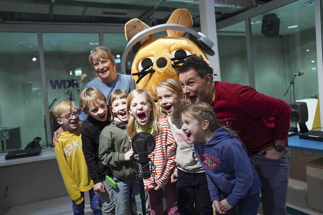 Bilder des Jahres 2019, Entertainment 11 November Entertainment Themen der Woche KW48 Entertainment Bilder des Tages Nina Heuser und Andre Gatzke mit Kindern und der Maus beim Fototermin und Werkstattbesuch zu Die Sendung mit der Maus zum Hören beim neuen Kinderradiokanal im WDR-Studio. Köln, 25.11.2019