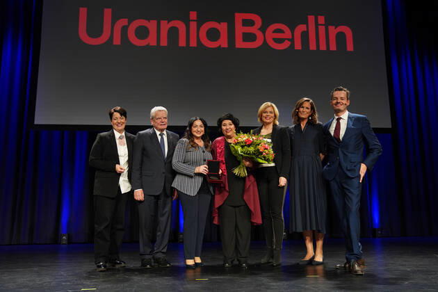 Bilder des Jahres 2019, News 11 November News Themen der Woche KW48 Urania Preisverleihung GER, Berlin,20191126, Urania Preisverleihung, Seyran Ates, Berlin, Rechtsanwältin, Frauenrechtlerin, Begründerin Ibd-Rushd-Goethe-Moschee Berlin, mit Moderatorin Tina Hardenberg, Dilek Kalayci, Bundesministerin Julia Klöckner, Joachim Gauck und Urania Vorstand Gabriele Thöne