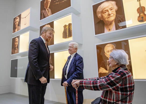 Bilder des Jahres 2019, Entertainment 11 November Entertainment Themen der Woche KW48 Entertainment Bilder des Tages Entertainment Bilder des Tages 27-11-2019 Vught King Willem-Alexander with old prisoners Ernst Verduin ( 1927) and Joke Folmer (1923) during the opening of the renewed remembrance center of Konzentrationslager Herzogenbusch , the National Monument Camp Vught. Camp Vught was a concentration camp of the German occupier during the Second World War. Since 1990 it has been open to the public as a National Monument.  Copyright: xPPEx