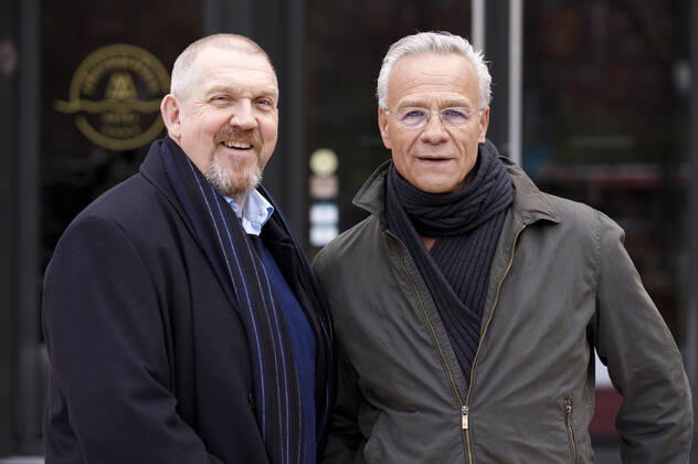 Dietmar Bär und Klaus J. Behrendt beim Fototermin am Set des 80. Tatorts aus Köln Tatort - Der Tod der Anderen am Hotel Rheinpalais. Köln, 27.11.2019