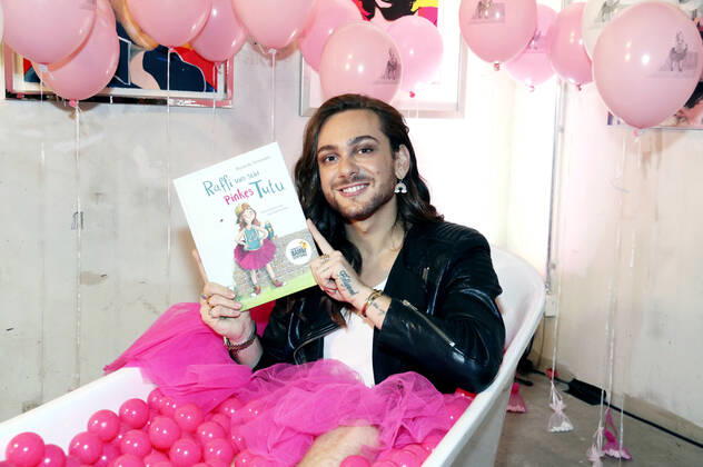 Bilder des Jahres 2019, Entertainment 11 November Entertainment Themen der Woche KW48 Entertainment Bilder des Tages Riccardo Simonetti beim Buch Launch Event Raffi und sein Pinkes Tutu von Riccardo Simonetti im Hotel nhow. Berlin, 27.11.2019