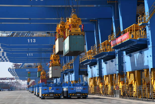 Bilder des Jahres 2019, News 11 November News Themen der Woche KW48 News Bilder des Tages (191128) -- QINGDAO, Nov. 28, 2019 -- Vehicles wait for the loading of containers at the second phase of the automatic dock of the Qingdao port in Qingdao, east China s Shandong Province, Nov. 28, 2019. The second phase of the automatic dock of the Qingdao port was put into operation on Thursday, which applies several technological inventions developed by the Qingdao port. ) CHINA-SHANDONG-QINGDAO PORT-AUTOMATIC DOCK (CN) LixZiheng 