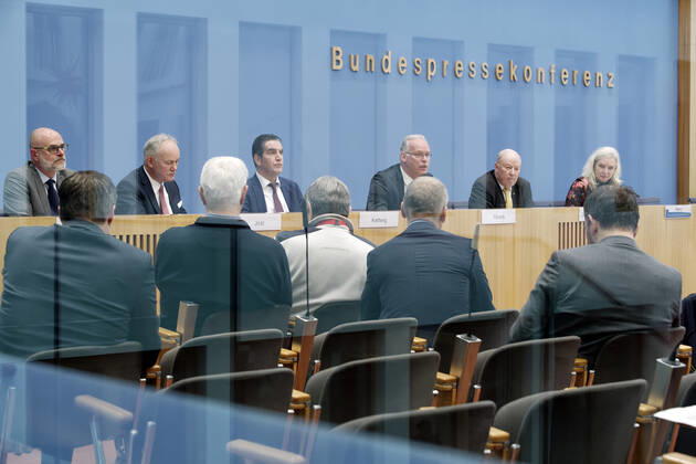 Bilder des Jahres 2019, News 11 November News Themen der Woche KW48 News Bilder des Tages Dirk Güsewell + Michael Jost + Hans-Dieter Kettwig + Hermann Albers + Wolfgang von Geldern 2019-11-29, Berlin, Deutschland Bundespressekonferenz. Vertreter von Windkraft- und Automobilindustrie sowie Energieversorger fordern von der Bundesregierung Sofortmaßnahmen gegen die Windenergiekrise. Im Bild v. l. Dirk Güsewell, Leiter Geschäftseinheit Erzeugung Portfolioentwicklung Energie Baden-WürttembergAG (EnBW), Michael Jost, Leiter Konzern Strategie Produkt und Chief Strategy Officer Volkswagen AG, Hans-Dieter Kettwig, Geschäftsführer Enercon GmbH, Hermann Albers, Präsident Bundesverband Windenergie (BWE), und Wolfgang von Geldern, Vorstandsvorsitzender Wirtschaftsverband Windkraftwerke (WVW).