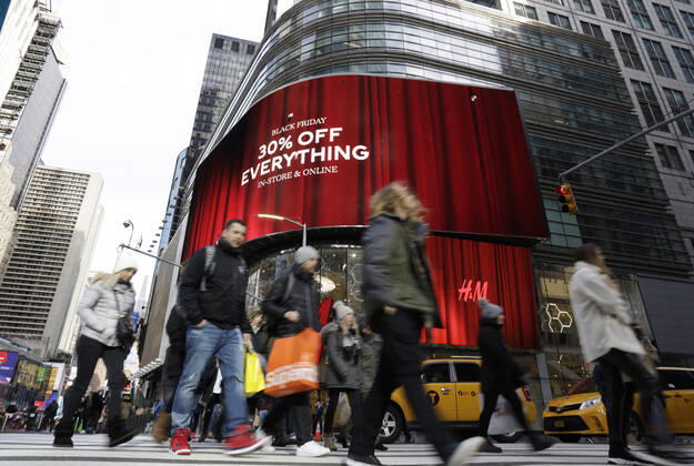 Bilder des Jahres 2019, News 11 November News Themen der Woche KW48 News Bilder des Tages Shoppers holding bags from retail stores walk by discount Black Friday signs in Times Square on Black Friday in New York City on Friday, November 29, 2019. For over a decade, Black Friday has traditionally been the official start to the busy buying binge sandwiched between Thanksgiving and Christmas.  NYP20191129114 JOHNxANGELILLO