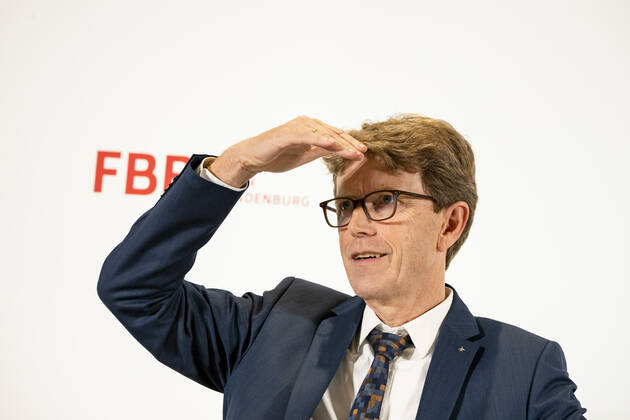 Bilder des Jahres 2019, News 11 November News Themen der Woche KW48 Vorsitzende der Geschaeftsfuehrung der Flughafen Berlin Brandenburg Engelbert Luetke Daldrup waehrend einer Pressekonferenz zur Ankuendigung des Datums der Inbetribnahme des neuen BER Flughafens in Berlin am 29. November 2019. Von 31. Oktober bis 8. November 2020 soll in drei Stufen das Flugverkehr von Tegel zum neuen Flughafen gehen. BER kuendigt Eroeffnungsdatum an