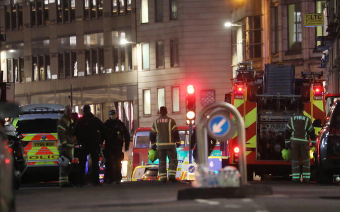 Bilder des Jahres 2019, News 11 November News Themen der Woche KW48 News Bilder des Tages (191129) -- LONDON, Nov. 29, 2019 (Xinhua) -- Emergency services work at the scene near London Bridge following an attack in London, Britain, on Nov. 29, 2019. One knifeman was shot dead by police officers at London Bridge on Friday. A number of people were stabbed by the man and the attack was being treated as a terror incident, police said. London Bridge was closed off. Police also said the suspect was wearing a hoax explosive device. (Photo by Isabel Infantes Xinhua) BRITAIN-LONDON-ATTACK 