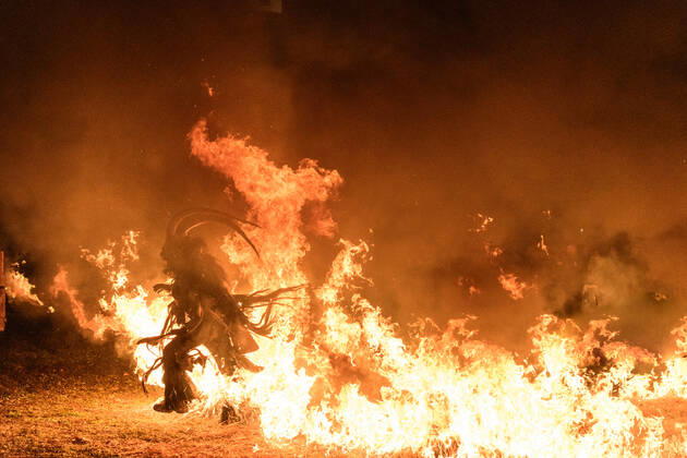 Bilder des Jahres 2019, News 11 November News Themen der Woche KW48 News Bilder des Tages Perchtenlauf (Krampus run, mask procession) with Krampus, fire Vösendorf Niederösterreich, Lower Austria Austria Wienerwald, Vienna Woods