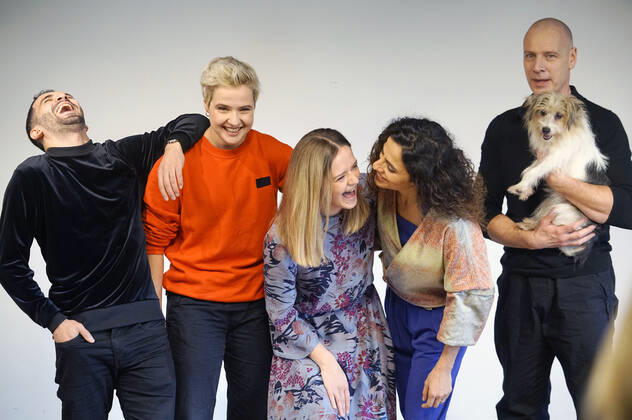 Bilder des Jahres 2019, Entertainment 12 Dezember Entertainment Bilder des Tages Hassan Akkouch, Melina Borcherding, Sarina Radomski, Sesede Terziyan, Christoph Grunert und der Hund Stulle beim Fototermin zur ARD Krimi-Serie WaPo Berlin im 25hours Hotel Bikini. Berlin, 05.12.2019