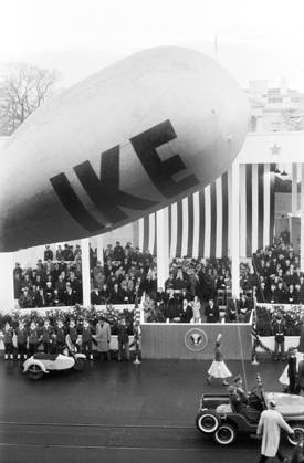 USWahl2024, die großen Präsidenten, Dwight D. Eisenhower U.S. President Dwight Eisenhower and U.S. Vice President Richard Nixon Reviewing Inauguration Parade, First Lady Mamie Eisenhower and Second Lady Pat Nixon seated behind, Washington, D.C., USA, photographer Thomas J. O Halloran, Warren K. Leffler, January 21, 1957  Copyright: xCircaxImagesx ghi-circa07541