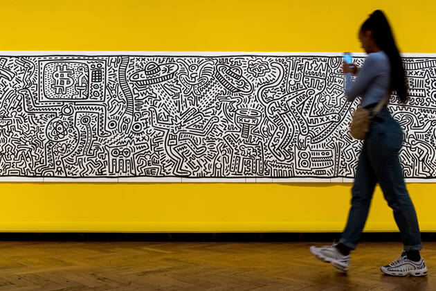Bilder des Jahres 2019, Entertainment 12 Dezember Entertainment Bilder des Tages BELGIUM, BRUSSELS, DEC. 05, 2019 - BOZAR presents a major retrospective of the legendary American artist, Keith Haring. As a friend and artistic companion to Andy Warhol and Jean-Michel Basquiat, Keith Haring was a unique figure in 1980s New York. He played a key role in counterculture by creating an instantly recognisable style. Haring is primarily known for his iconic motifs: barking dogs, crawling babies and flying saucers. He strived to make art public by displaying it in his Pop Shop, the media or in subway stations and collective urban spaces. He drew inspiration from abstract expressionism, pop art, Japanese calligraphy and the work of New York graffiti artists. His singular, seemingly spontaneous style embodied the energy of his time, from space travel to hip-hop and video games. His powerful work is still relevant today DannyxGys