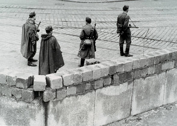 BERLIN Le mur de Berlin : Verrouillage du quartier sovietique le 13 08 1961, frontiere Stresemann, a l angle de la rue Niederkirchner. Credit : Collection Kharbine-Tapabor.