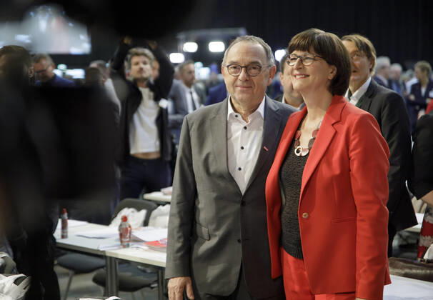 SPD Parteitag. Die designierten SPD Parteivorsitzenden Norbert Walter-Borjans und Saskia Esken zu Beginn des Parteitages. Berlin, 06.12.2019 Berlin Deutschland