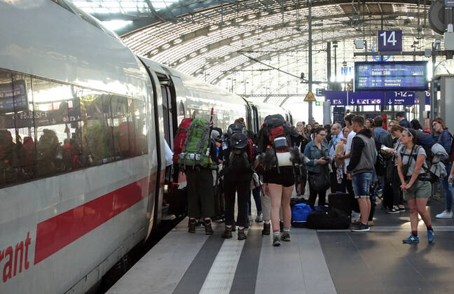 20.07.2019, Berlin, GER - Reisende steigen im Hauptbahnhof in einen ICE ein. (Alltag, Bahn, Bahnhof, Bahnreise, Bahnreisende, Bahnstation, Bahnsteig, Bahnverkehr, befoerdern, Befoerderung, Berlin, Bundesbahn, DB, deutsch, Deutsche Bahn, Deutsche Bahn AG, Deutschland, Die Bahn, einsteigen, Einstieg, Eisenbahn, Europa, europaeisch, Fernverkehr, Freizeit, Gesellschaft, Gleis, Hauptbahnhof, ICE, innen, Innenaufnahme, Inter City Express, Jahreszeit, Kaukasier, kaukasisch, Menschen, Personen, Personenbefoerderung, Personentransport, QF, Querformat, Reise, Reisen, Reisende, Schiene, Schienenverkehr, Sommer, Stadt, Transport, unterwegs, Urlaub, Urlauber, Verkehr, verreisen, Westeuropa, Wirtschaft, Zug) 190720D851BERLIN