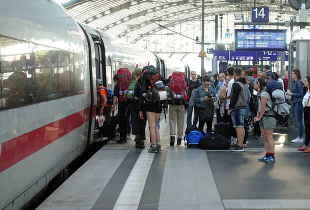 20.07.2019, Berlin, GER - Reisende steigen im Hauptbahnhof in einen ICE ein. (Alltag, Bahn, Bahnhof, Bahnreise, Bahnreisende, Bahnstation, Bahnsteig, Bahnverkehr, befoerdern, Befoerderung, Berlin, Bundesbahn, DB, deutsch, Deutsche Bahn, Deutsche Bahn AG, Deutschland, Die Bahn, einsteigen, Einstieg, Eisenbahn, Europa, europaeisch, Fernverkehr, Freizeit, Gesellschaft, Gleis, Hauptbahnhof, ICE, innen, Innenaufnahme, Inter City Express, Jahreszeit, Kaukasier, kaukasisch, Menschen, Personen, Personenbefoerderung, Personentransport, QF, Querformat, Reise, Reisen, Reisende, Schiene, Schienenverkehr, Sommer, Stadt, Transport, unterwegs, Urlaub, Urlauber, Verkehr, verreisen, Westeuropa, Wirtschaft, Zug) 190720D853BERLIN
