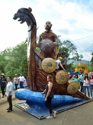 Dozens of people attend the folkloric event Paseo Real de los Chimeneas Gigantes (Royal Walk of the Giant Fireplaces), in Trinidad, Honduras, 07 December 2019. The picturesque town of Trinidad, in western Honduras, pays tribute to the cultures of the world on the Paseo Real de los Chimeneas Gigantes, with 15 huge sculptures that, when closing the cultural day, will be burned on public roads. The tradition, dating from 2001, involves at least 45 sculptors, known as chimneys, and more than 200 volunteers, among children, youth and adults. Honduran people pay tribute to world cultures with giant sculptures !ACHTUNG: NUR REDAKTIONELLE NUTZUNG! Copyright: xJosexVallex AME3903 20191208-637113804070927027